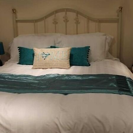 We Three Loggerheads Hotell Gwernymynydd Exteriör bild
