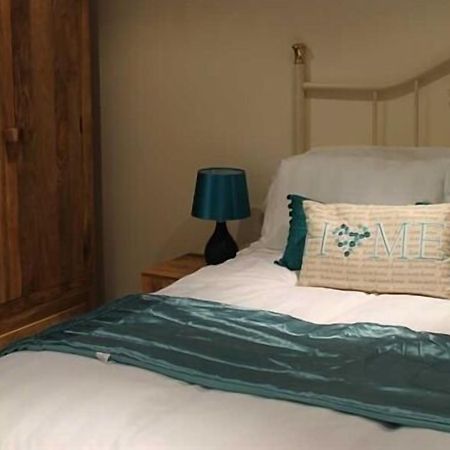 We Three Loggerheads Hotell Gwernymynydd Exteriör bild