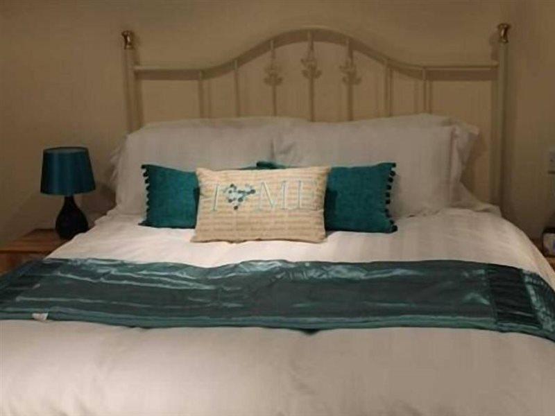 We Three Loggerheads Hotell Gwernymynydd Exteriör bild