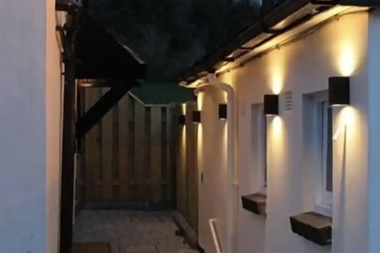 We Three Loggerheads Hotell Gwernymynydd Exteriör bild