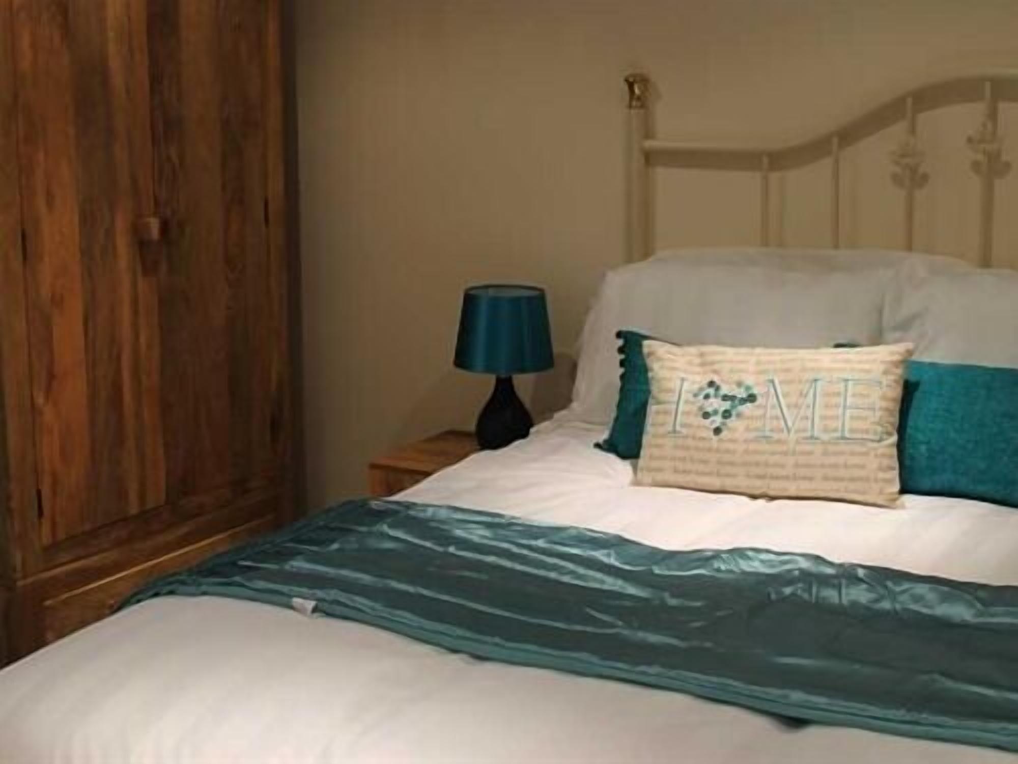 We Three Loggerheads Hotell Gwernymynydd Exteriör bild