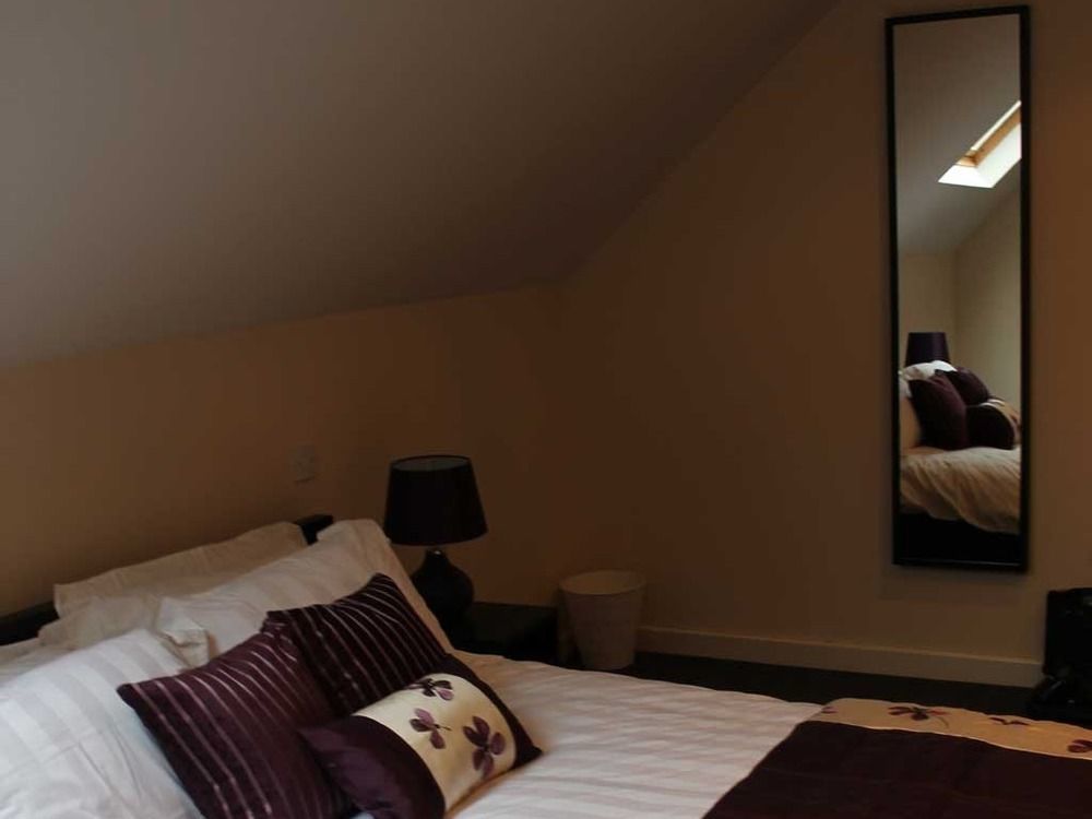 We Three Loggerheads Hotell Gwernymynydd Exteriör bild